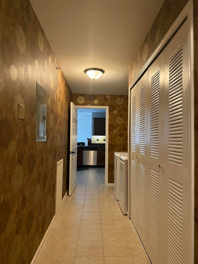 Building Photo - 2260 Leighton Dr