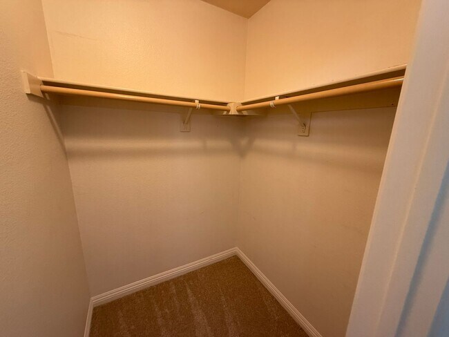 Building Photo - LOCATION LOCATION!! 4BR/3BA Townhome in De...