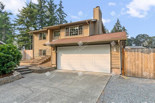 Building Photo - 4BR + Finished Heated Garage | Fenced 1/4 Acre | Mins to JBLM