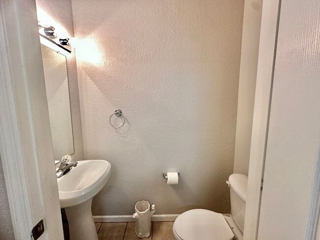 Building Photo - Stylish 2 bed, 2.5 Bath Condo in Magnolia Place | Private Garage | $1,550.00