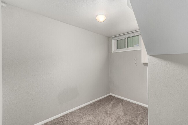 Building Photo - 1463L Dahlia St