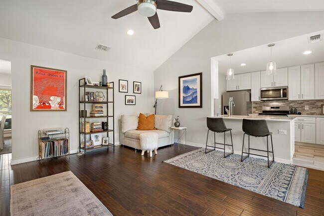 Building Photo - 2101 Falcon Hill Dr
