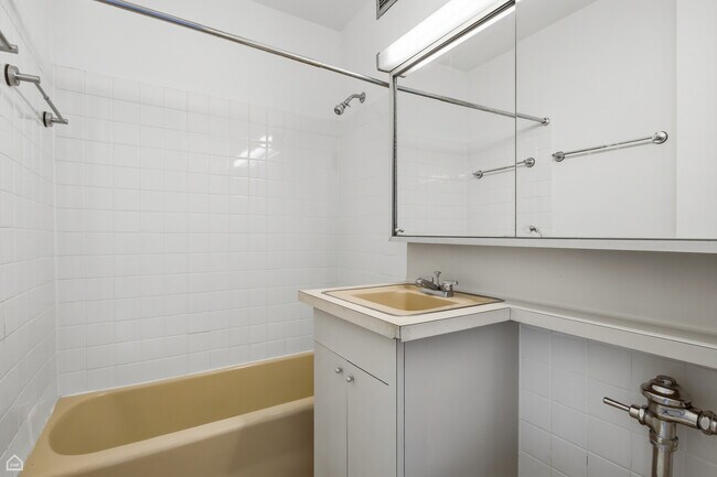 Building Photo - 340 W Diversey Pkwy