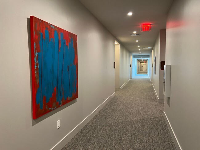 Building Photo - Modern Apartment in Great Asheville Location!