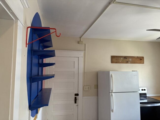 Building Photo - 48 Monroe St