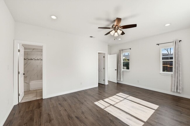 Building Photo - Sunning 3BD/3BA w/Bonus Room and Private Yard