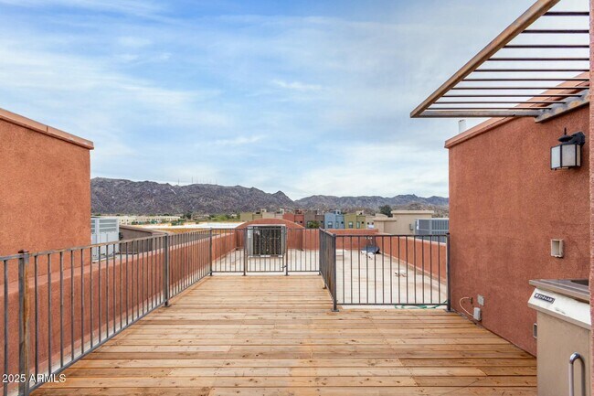 Building Photo - 111 W Beth Dr