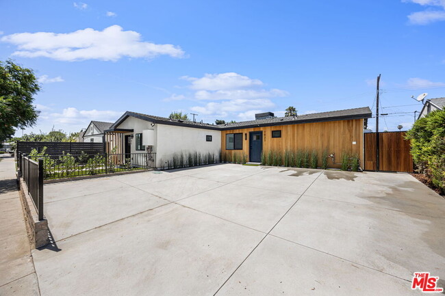 Building Photo - 7933 Zelzah Ave