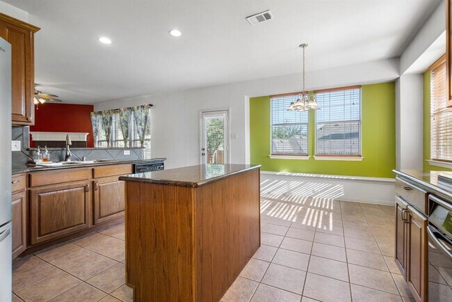 Building Photo - 910 Waterside Dr