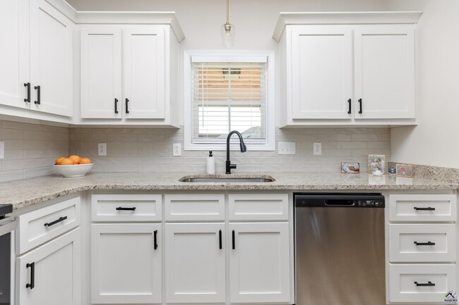 Building Photo - 210 Saraland Trl