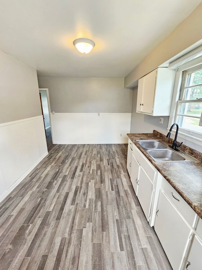 Building Photo - Renovated 2BR/1BA Home