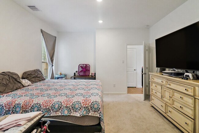 Building Photo - 2107 Fisher Bnd Dr