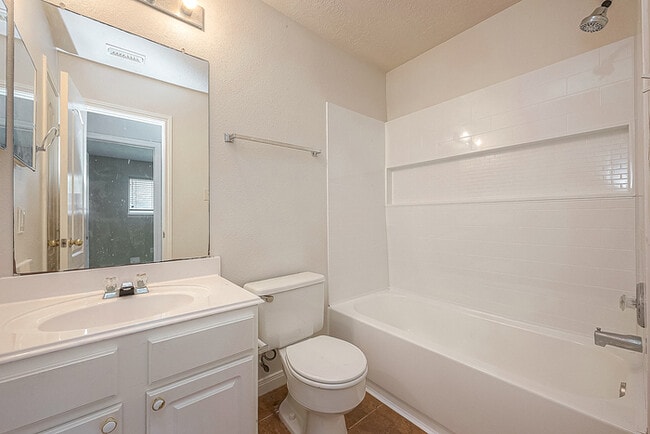 Building Photo - Spacious 3-Bedroom, 2-Bathroom Home with F...