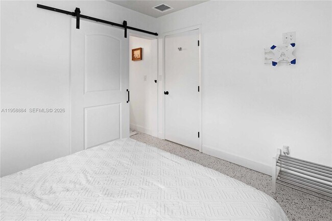 Building Photo - 930 N 11th Ct