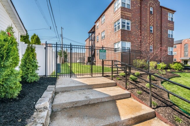 Building Photo - 5821 Lindenwood Ave
