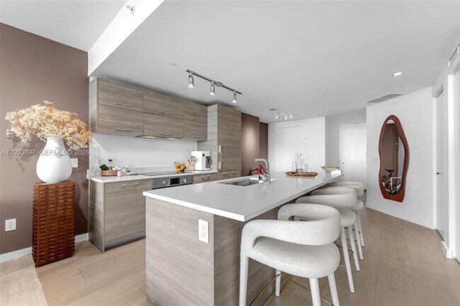 Building Photo - 650 NE 32nd St