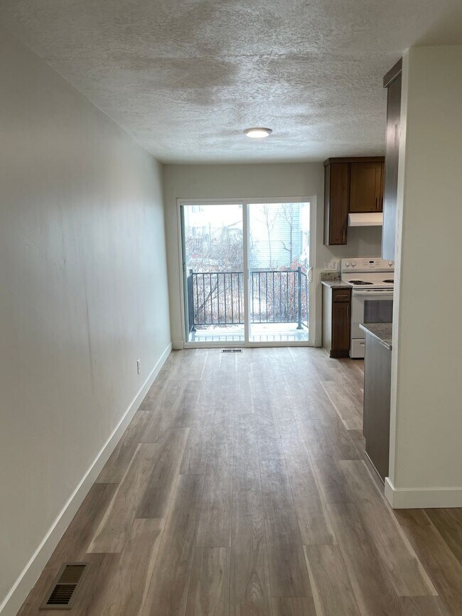 Building Photo - 3 bedroom, 1 bath unit. Newly Remodeled.