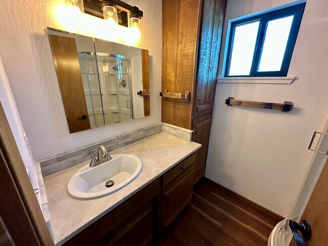Building Photo - Newly remodeled Unit Close to Downtown