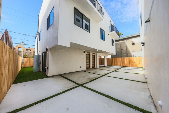 Building Photo - 1237 N Orange Dr