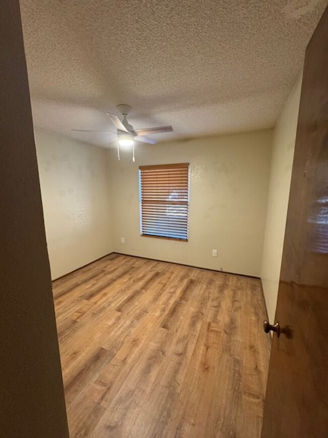 Building Photo - Northwest- 3 bedroom/ 2 bathroom with pool!