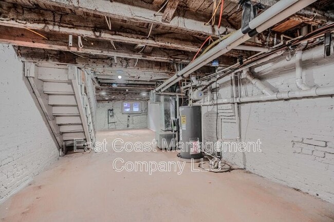 Building Photo - 2622 Llewelyn Ave