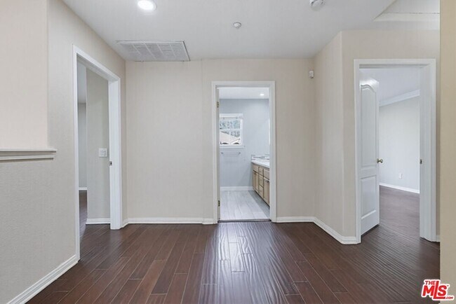 Building Photo - 5187 Knollwood Way