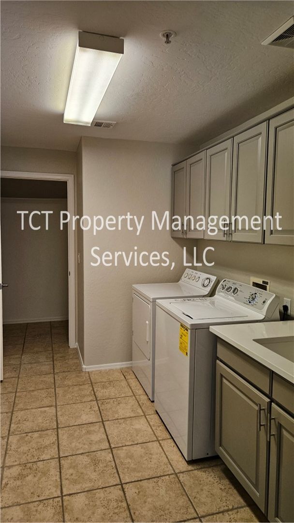 Building Photo - Newly Updated 2 Bedroom + den in Villages at Grayhawk!