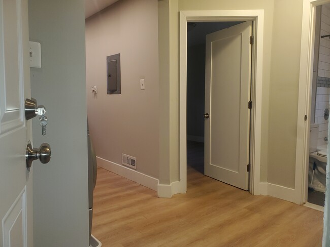 Building Photo - Newly Renovated 1 Bedroom, 1 Bathroom Apar...