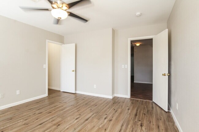 Building Photo - 11509 W Bloomfield Rd