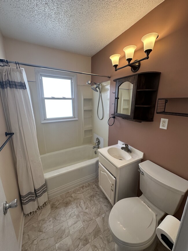 Building Photo - 957 N Ridgewood Dr