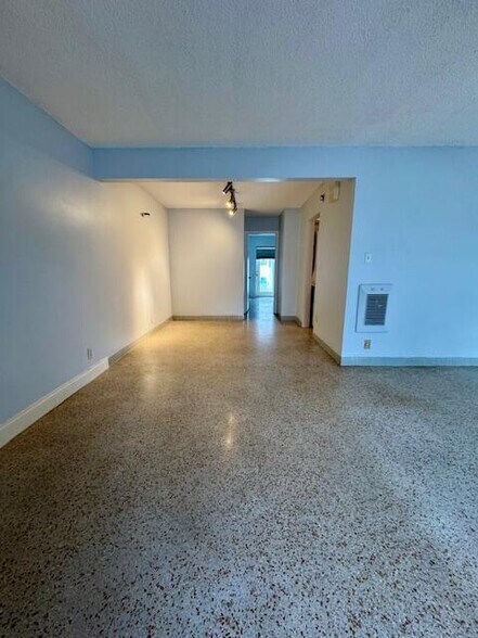 Building Photo - 2612 NE 13th Ct