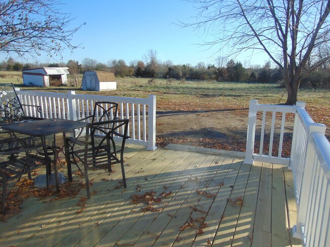 Building Photo - Large 2 Bedroom 1 Bath Farm House!