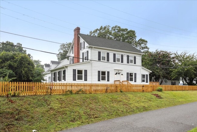 Building Photo - 4BR Historic Yorktown Home | Updated Kitchen & Baths | Near Yorktown Beach