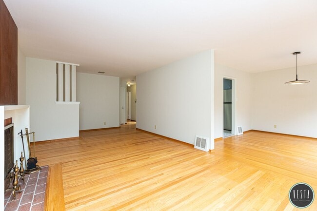 Building Photo - Exceptional Mid-Century 3BR Home in One of San Francisco's Hidden Gems