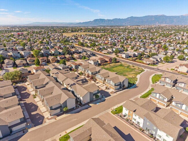 Building Photo - Modern 2 Bedroom, 2.5 Bathroom Townhome with a Loft, Central A/C, Gas Fireplace, and Washer and D...