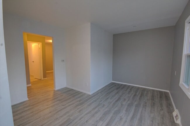 Building Photo - SL GRA1105