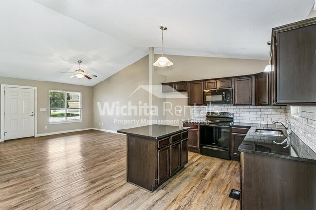 Building Photo - Large 4 bedroom 3 bathroom duplex