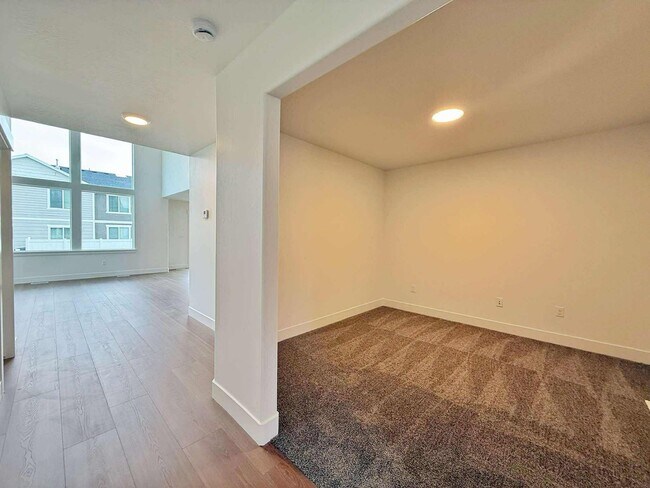 Building Photo - 3759 950 N