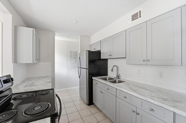 Building Photo - 5667 Birchmont Dr