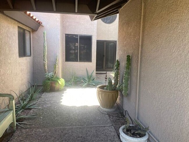 Building Photo - Beautiful home in gated community
