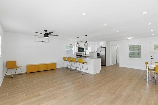 Building Photo - 3916 W Iowa Ave