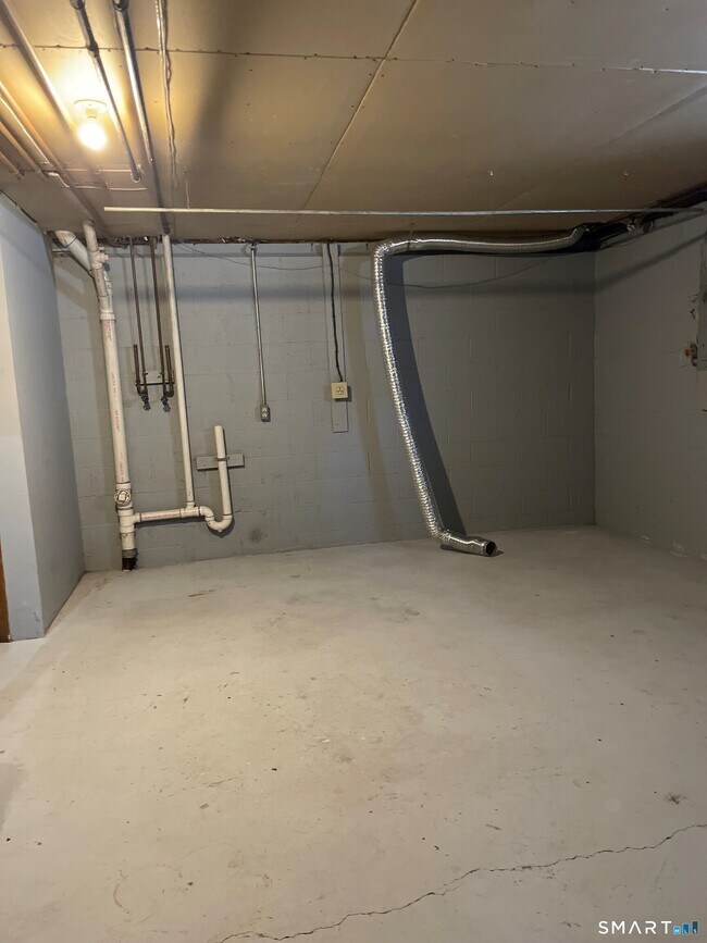 Building Photo - 20 Spring Hill Ave