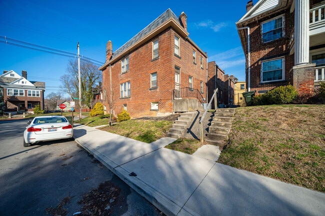 Building Photo - 828 Dennison Ave