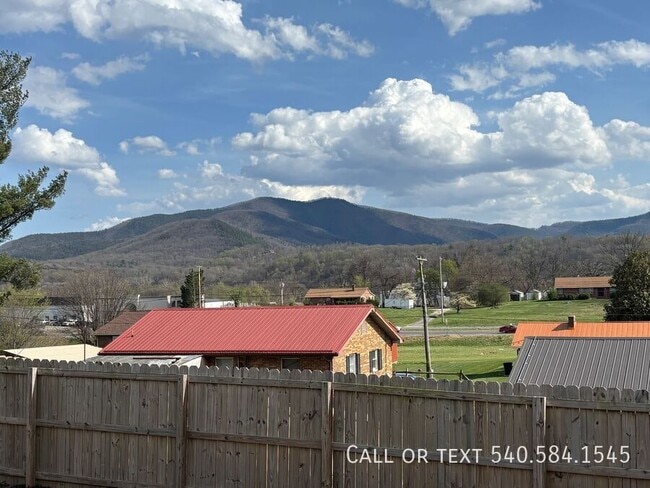 Building Photo - 3615 Ellen Dr