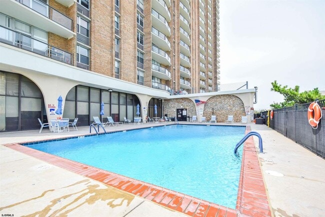 Building Photo - 4800 Boardwalk-400-400