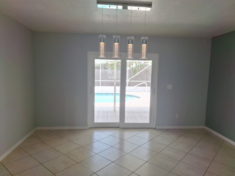 Building Photo - 573 SE Floresta Dr
