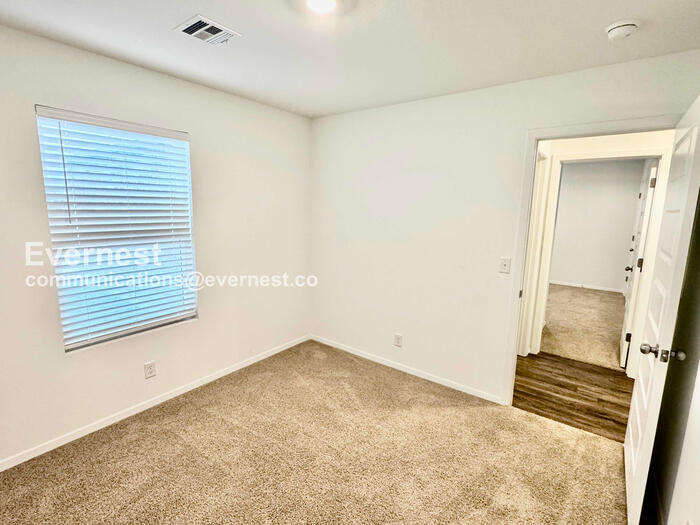 Building Photo - 707 N Dogwood Ave