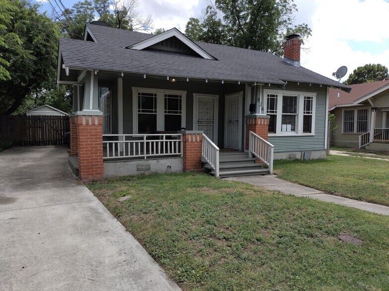Primary Photo - 826 W Lynwood Ave