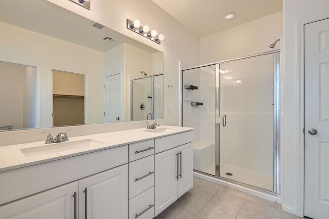 Building Photo - 4 Bed 3 Bath Luxury FURNISHED Home for Rent!
