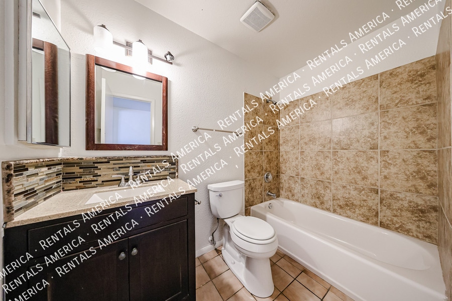 Building Photo - 2156 E Yale Dr